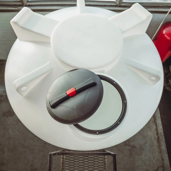 Емкость ЦКТ 5000 л с патрубком 110мм под плотность до 1,5 г/см³ белая в обрешетке с лестницей