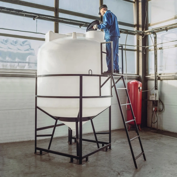 Емкость ЦКТ 5000 л с патрубком 160мм с фланцем под плотность до 1,2 г/см³ белая в обрешетке с лестницей