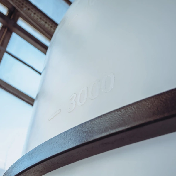 Емкость ЦКТ 5000 л с патрубком 110мм под плотность до 1,5 г/см³ белая в обрешетке с лестницей